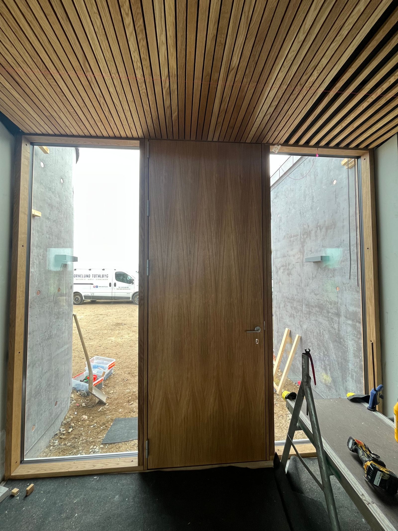 Mørk indvendig dør med sideglas