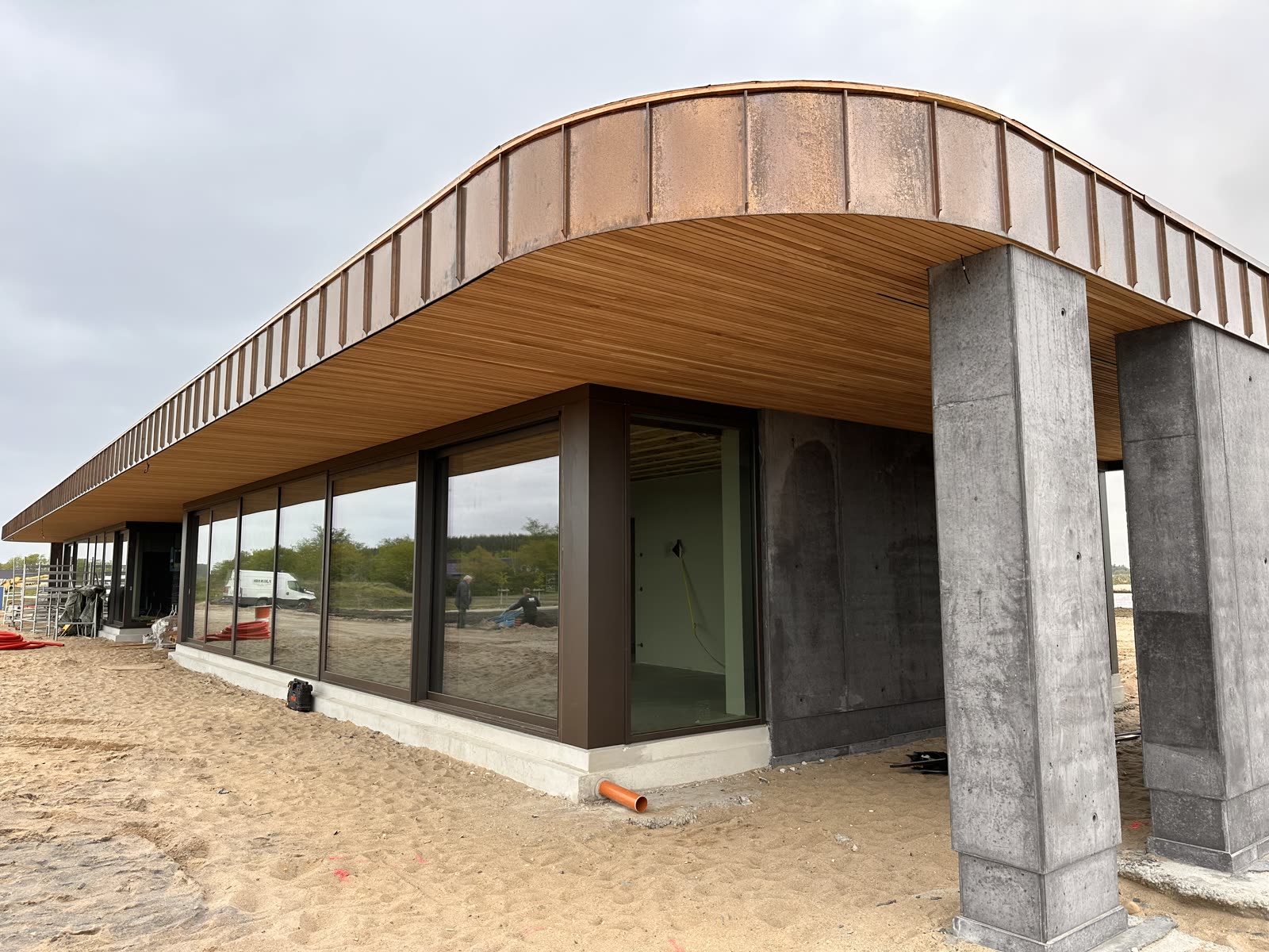 Curved roof med store glaspartier